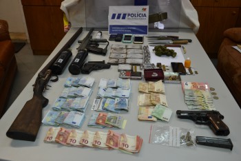Operação de combate ao tráfico de estupefacientes no Seixal Detidos cinco indivíduos do sexo masculino e um do sexo feminino . Apreendidas 5 468 doses de Haxixe