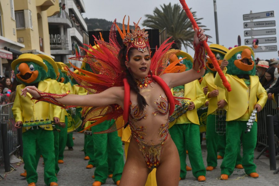 Carnaval de Sesimbra volta a encher a marginal Mais de 30 mil pessoas assistiram ao primeiro dos dois desfile