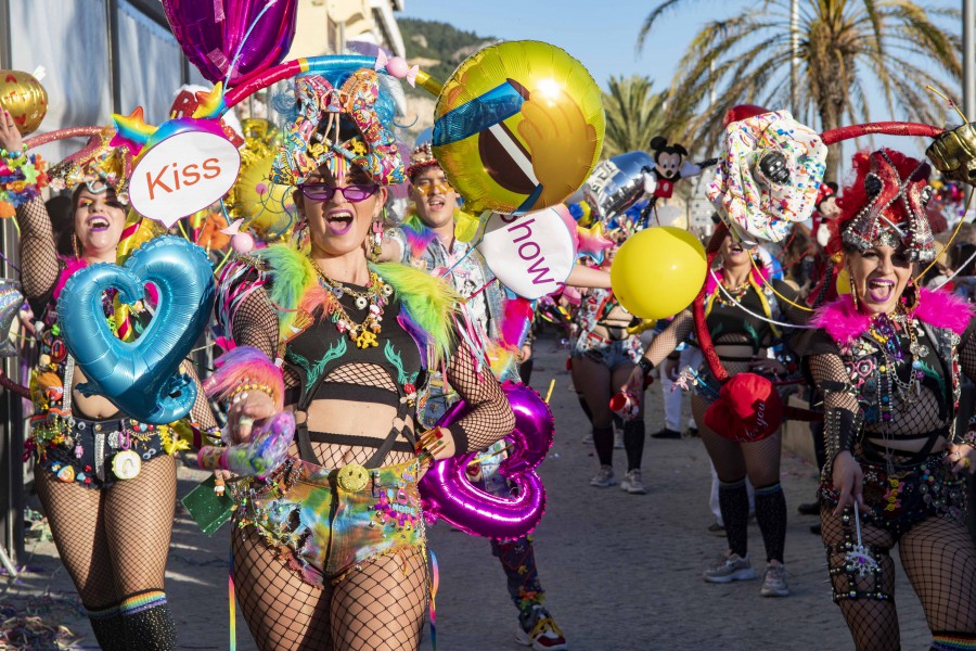 Carnaval de Sesimbra volta a desfilar à beira-mar A melhor edição de sempre dos 40 anos de história . Um dos mais belos carnavais de Portugal.
