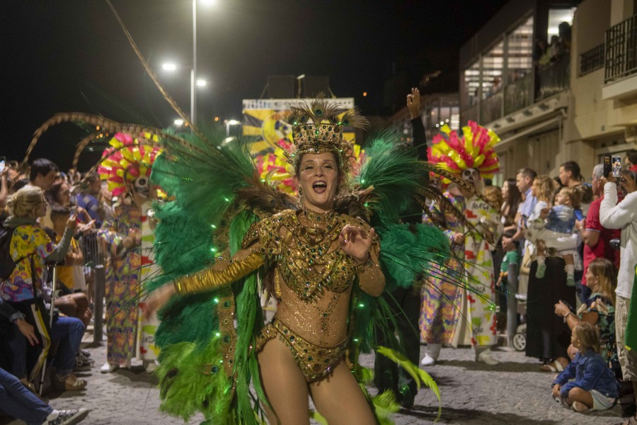 Ritmos brasileiros invadem a vila no Verão Sesimbra é palco de um dos desfiles de Carnaval mais bonitos do país.