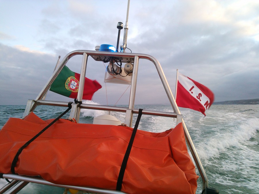 Almada - Estação Salva-vidas da Capitania do Porto de Lisboa Resgata três surfistas na Costa da Caparica