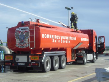 Bombeiros do Sul e Sueste do Barreiro integrou o dispositivo No combate ao incêndio industrial na SAPEC em Setúbal