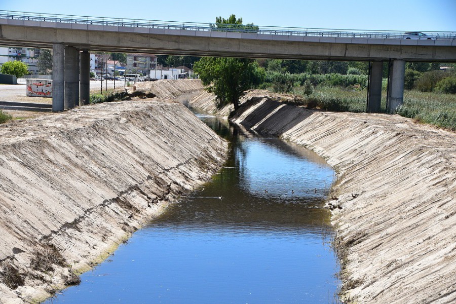Intervenção de limpeza nas valas reais do Concelho do Barreiro Precipitações elevadas podem causar transtornos e prejuízos