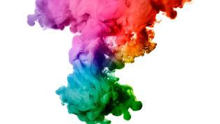 De hora em hora é espalhado pelo ar o «Gulal - pó colorido Color Music Fest enche o ambiente de cor e magia