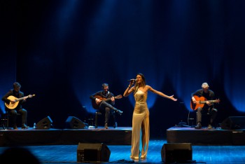 Concerto intimista da fadista Cuca Roseta em Setúbal Fórum Municipal Luísa Todi encheu
