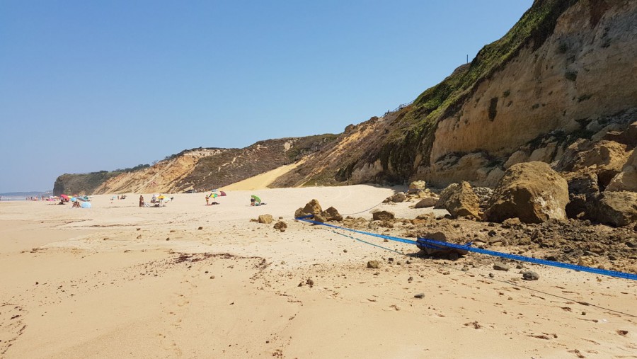 Sesimbra - Derrocada de arriba na praia das Bicas Não tendo provocado quaisquer vítimas ou danos materiais