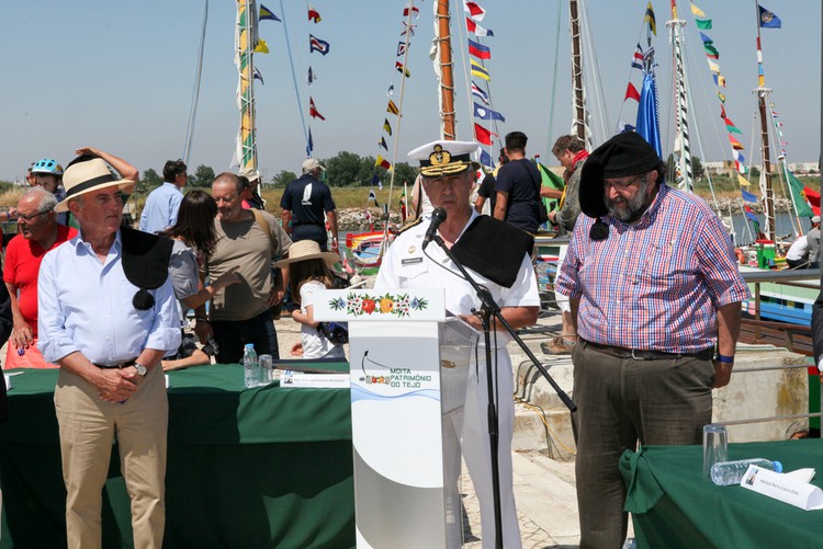 Moita - A Marinha presta aqui uma justa e reconhecida homenagem à Associação Marinha do Tejo Dia da Marinha do Tejo