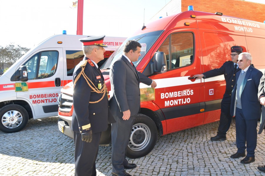 Voluntários do Montijo apagaram 109 velas Presidente da Câmara é referência porque está presente para elogiar trabalho dos bombeiros