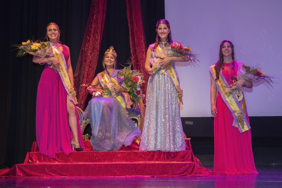 Sofia Marçal é Rainha das Vindimas 2021 de Palmela Isa Arcadinho e Daniela Caleira foram coroadas 1.ª e 2.ª Damas de Honor