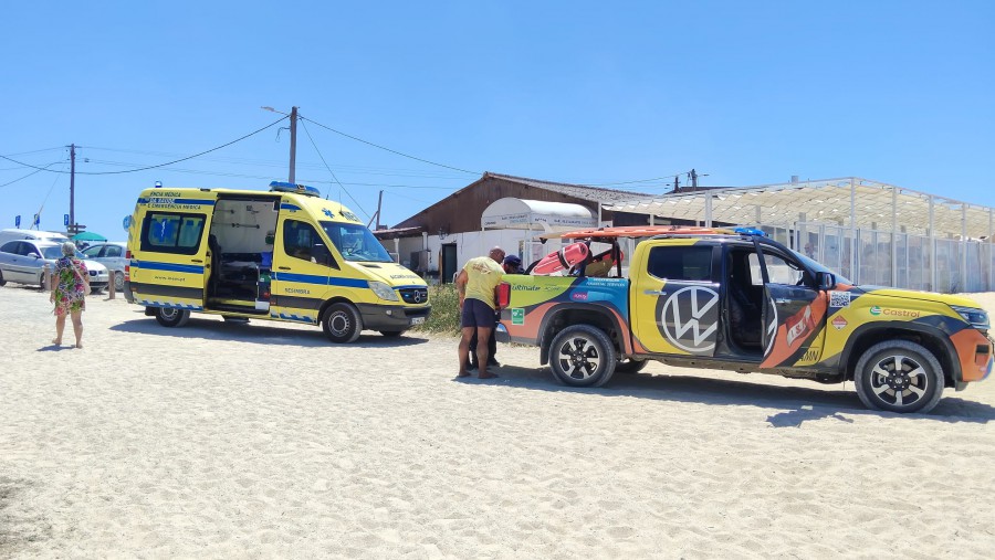 Na praia do Moinho de Baixo em Sesimbra Elementos do Projeto “SeaWatch” auxiliam mulher