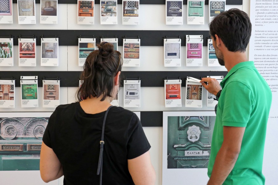 Setúbal - Registo fotográfico da beleza encontrada em portas de casas que ainda possuem caixas de correio com a inscrição da palavra «Cartas»