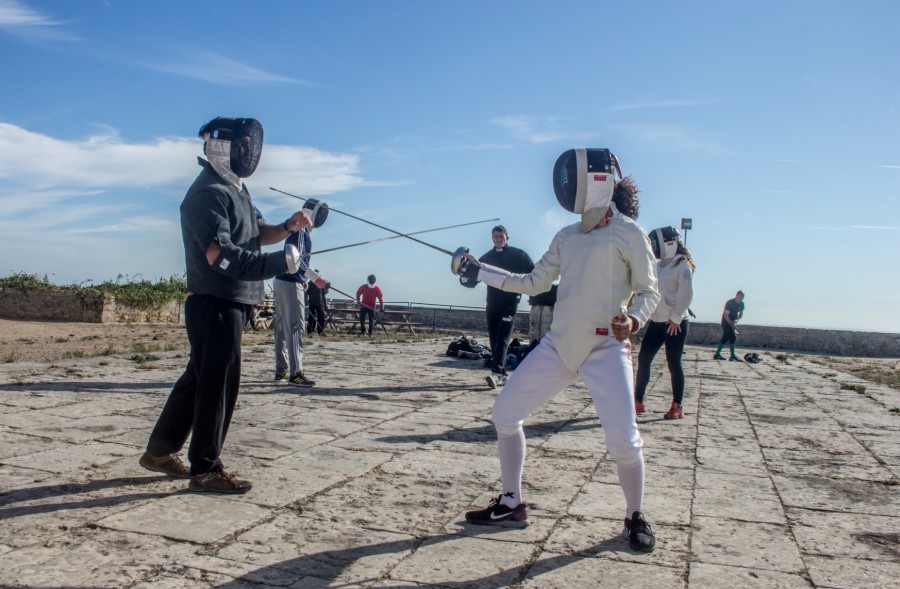 No pátio sul do Castelo de Palmela Aula aberta de Esgrima
