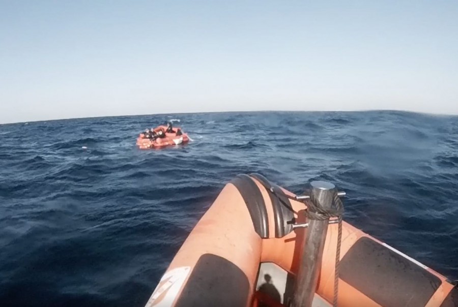 Ao largo do Cabo Espichel - Sesimbra Resgatados 17 mergulhadores após embarcação ter naufragado