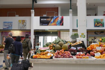 Setúbal um dos espaços de comércio tradicional mais famosos do mundo Pinturas, fotografias e esculturas em paredes e pilares no do Mercado do Livramento