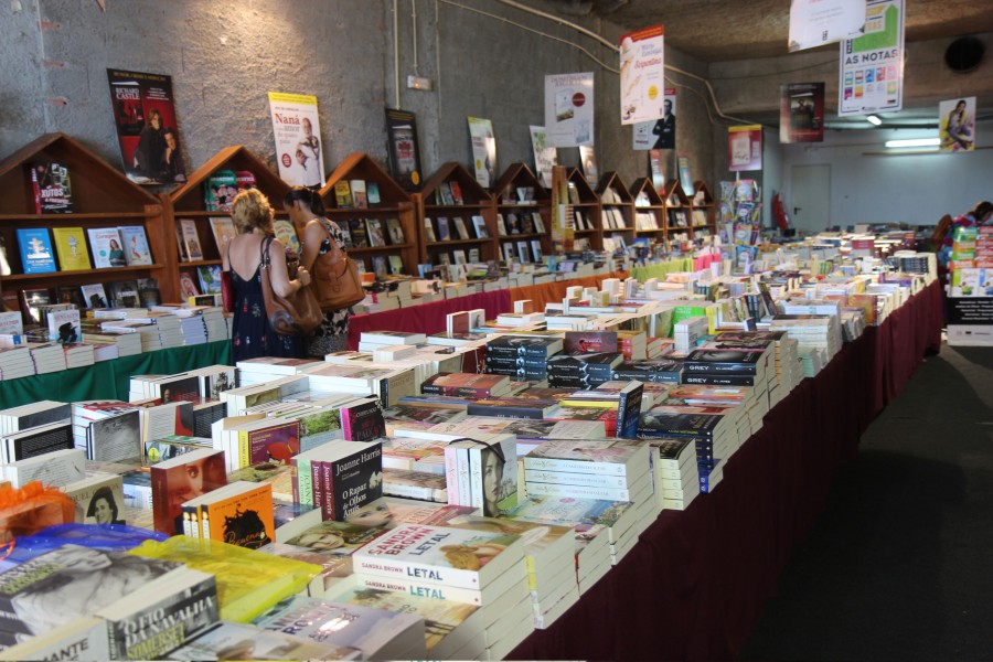 Autores convidados da XIV Feira do Livro de Sesimbra Rodrigo Guedes de Carvalho, Júlio Isidro, Margarida Rebelo Pinto, Domingos Amaral e Francisco Moita Flores