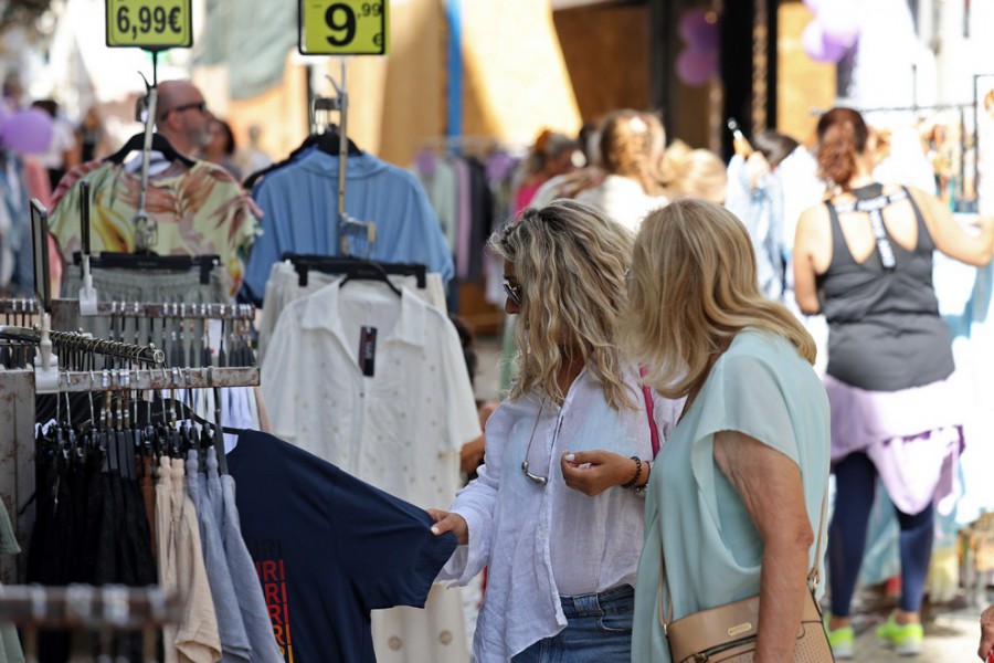 Cm produtos e serviços a preços reduzidos em lojas abertas fora de hora Outlet na Baixa comercial de Setúbal . 29 de agosto