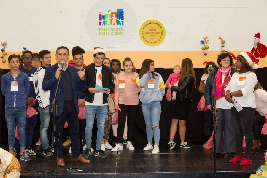 Centena e meia de crianças e jovens viveram ontem em Setúbal Festa de Natal das «Férias do Bairro»