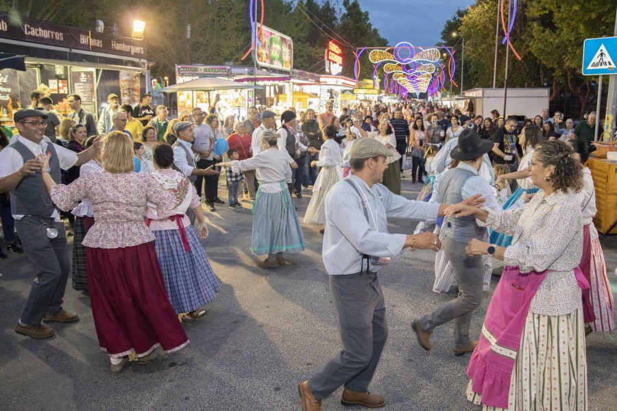 Palmela - Festas Populares de Pinhal Novo Cartaz repleto de animação, música e atividades para crianças e famílias . de 4 a 10 de junho
