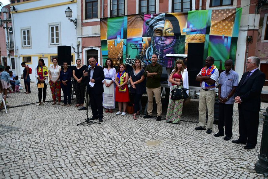 Na Praça de Santa Cruz bem no centro da cidade do Barreiro Muitas nações se «cruzaram» no Festival Encontros