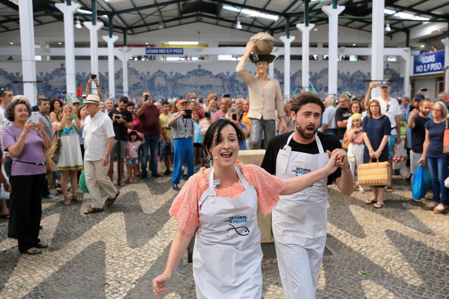 Setúbal - Surpresa e alegria na cara de todos na zona central do mercado Flashmob de canto lírico no Mercado do Livramento