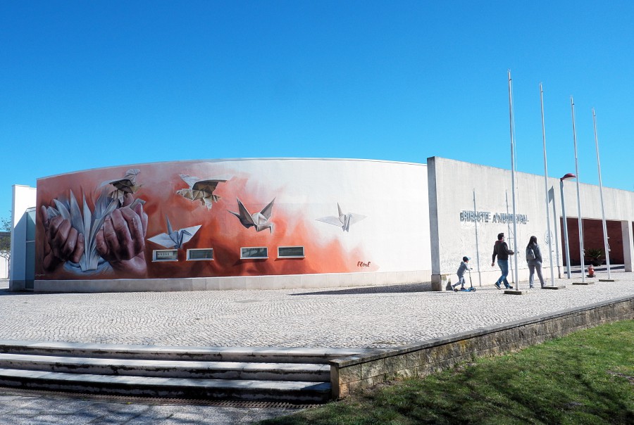 Nasce Novo Mural na Biblioteca de Pinhal Novo Daniela Guerreiro pinta mural poético de incentivo à leitura com curadoria da FOmE. Um projeto inserido no Março a Partir - CM Palmela