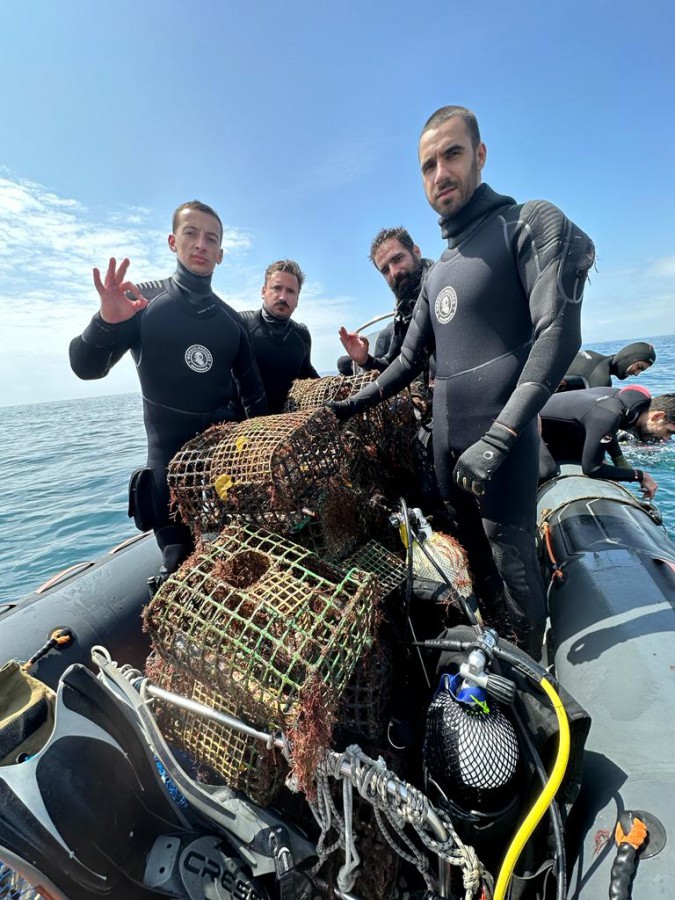 Mergulhadores da Marinha marcam presença em limpeza subaquática Inativam engenho explosivo submarino em Sesimbra