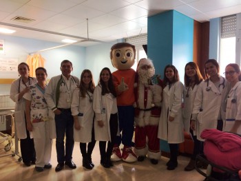 No serviço pediátrico do Garcia da Horta em Almada e Hospital do Barreiro PAI NATAL E GUI ANIMAM CRIANÇAS HOSPITALIZADAS