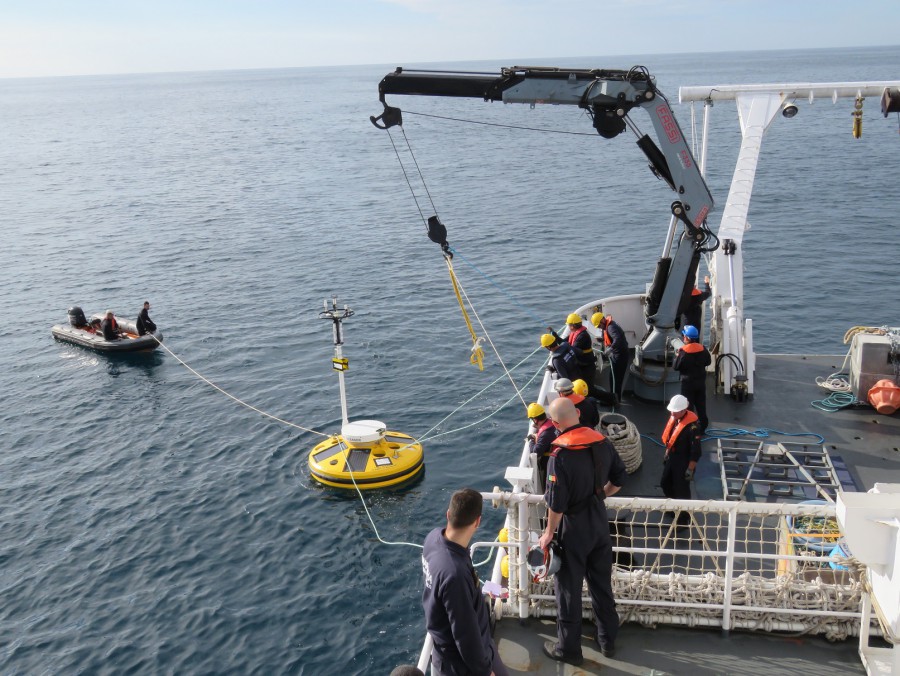 Navio da Marinha coloca boia em Setúbal que monitoriza ambiente segue-se Faro