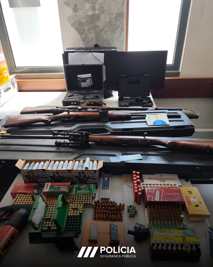 Seixal – Litígio conjugal origina denúncia de armas na residência PSP procede à apreensão de armas de fogo e munições de diversos calibres
