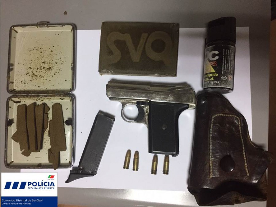 Casos de Policia em Almada Apreendidas 552 doses de haxixe e uma pistola de 6,35mm