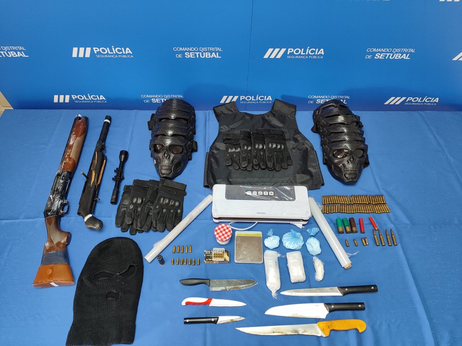 Esquadra de Investigação Criminal da Divisão Policial do Barreiro Dois detidos por posse de armas ilegais e tráfico de estupefaciente