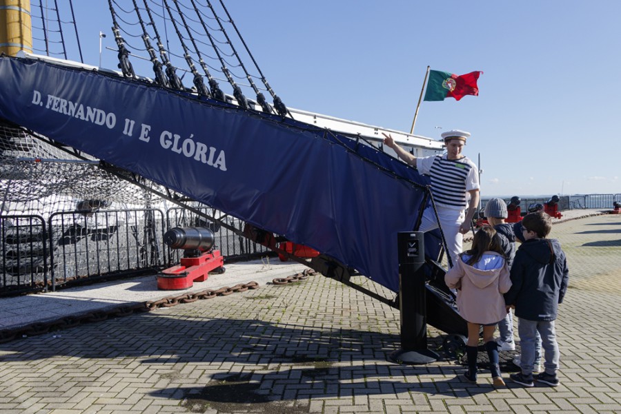 Fragata D. Fernando II e Glória com visitas guiadas para toda a família Marinheiro Sardinha conta história do último navio à vela da Marinha Portuguesa