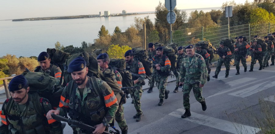 Alunos dos Cursos de Fuzileiros realizam s mítica marcha de 50 km Ligou a praia de Albarquel (Setúbal) à Escola de Fuzileiros ( Barreiro)