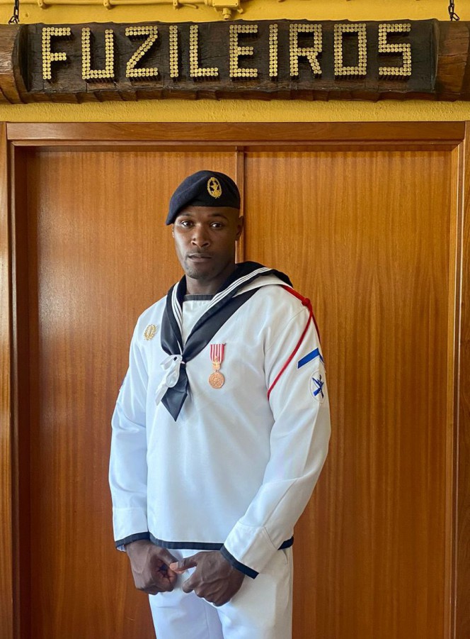 Por ter socorrido um jovem que foi baleado Fuzileiro Cláudio Barros condecorado com medalha Militar de Serviços Distintos