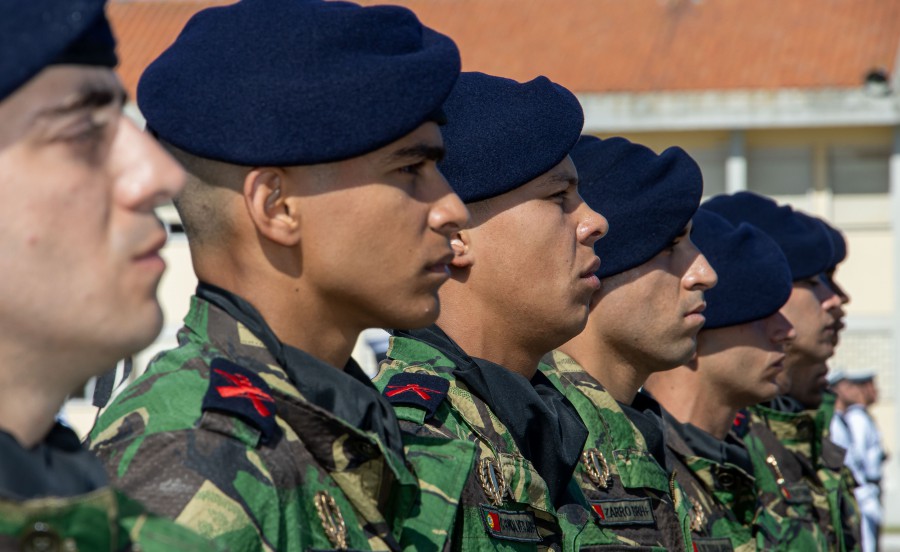 Na Escola de Fuzileiros - Barreiro Fuzileiros conquistam boinas e jovens militares juram bandeira