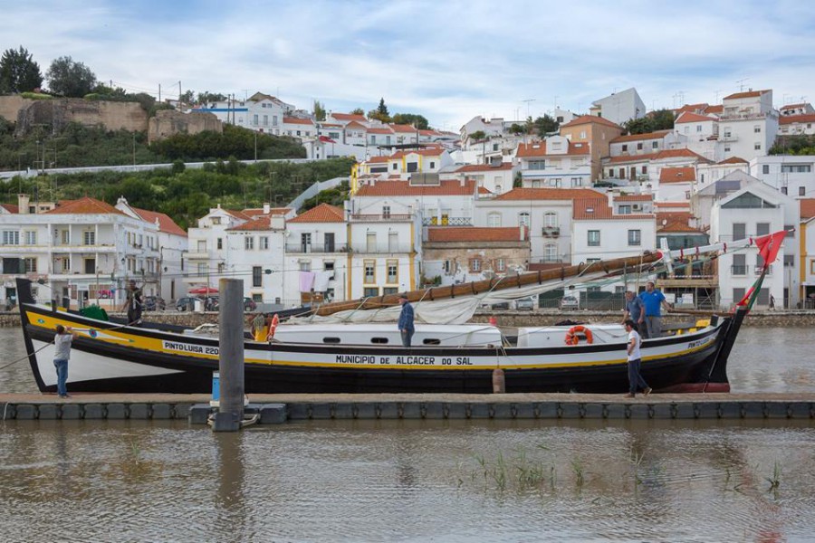 Depois de profundas obras de remodelação no estaleiro de Sarilhos Pequenos na Moita Galeão Pinto Luísa volta a navegar em Alcácer do Sal