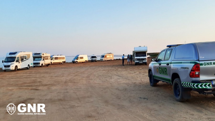Santiago do Cacém – 31 infrações em fiscalização ao campismo e caravanismo ilegal Podem levar ao pagamento de coimas que vão entre os 200 e os 4.000 euros