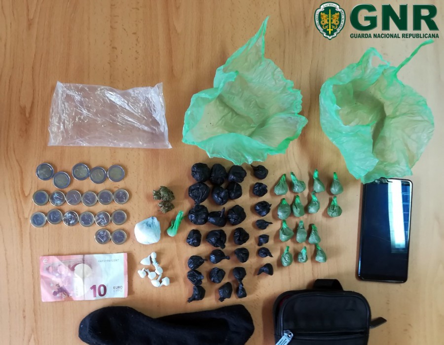 Delito homem de 21 anos por tráfico de estupefacientes em Sines Em flagrante com 1400 doses de droga