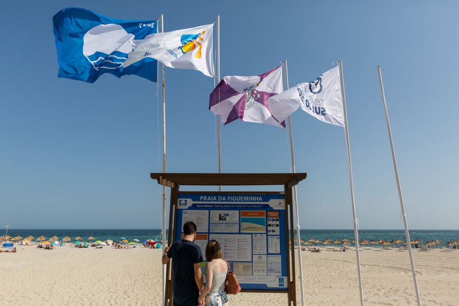 Setúbal - Praia da Figueirinha na Serra da Arrábida Hastear da bandeira azul 2017