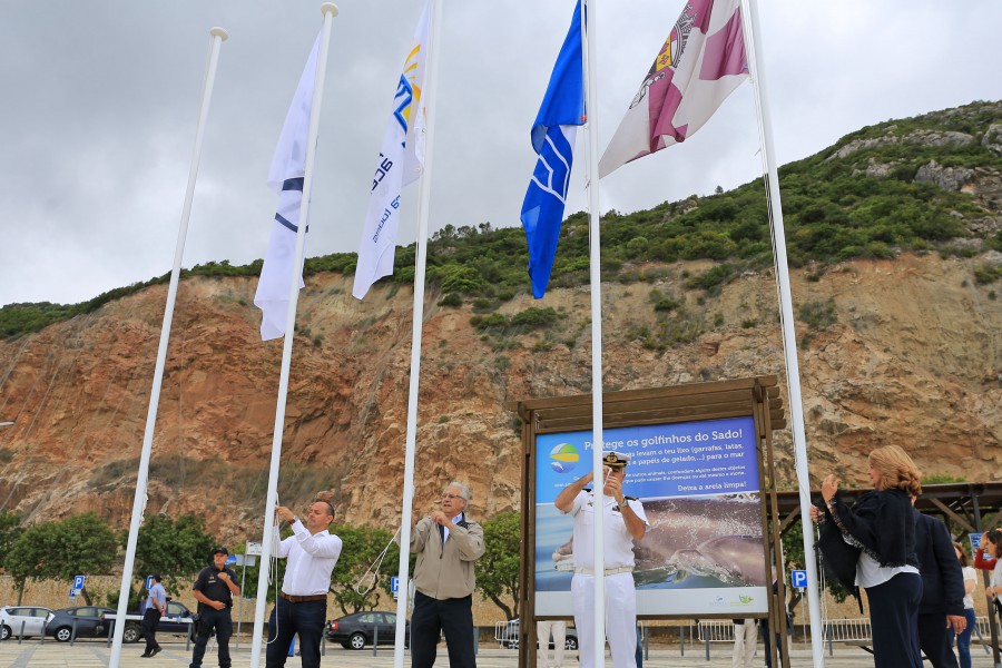 Numa manhã em que o sol teimou em não aparecer a praia da Figueirinha Cheia de banhistas de instituições de ensino de Setúbal e toda a Área Metropolitana de Lisboa