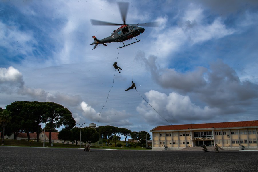 Na Escola de Fuzileiros no Barreiro Fuzileiros e Força Aérea Portuguesa juntos em ação de formação