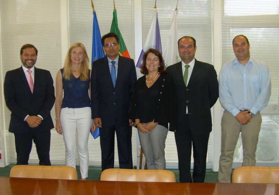 Setúbal - Embaixador do Bangladesh visitou o BlueBiz e a ZILS Após o encontro visitaram o Porto de Setúbal