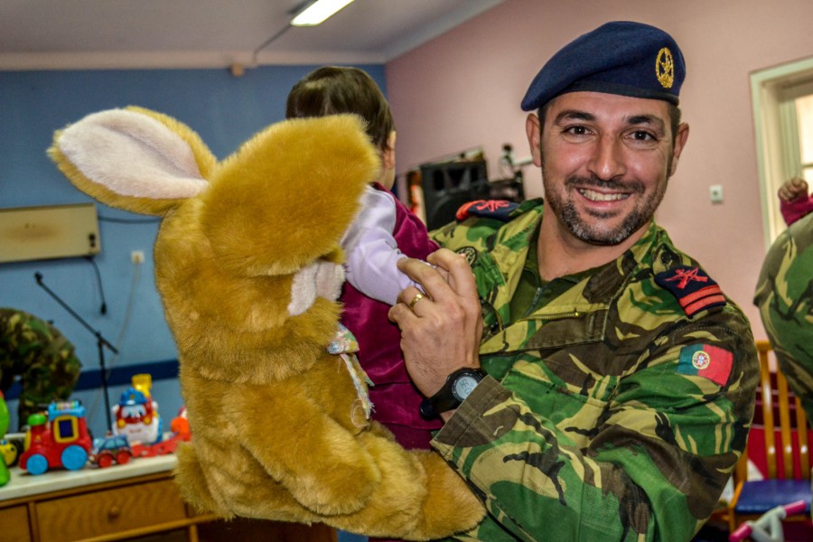Centro de Acolhimento da Santa Casa da Misericórdia do Barreiro Fuzileiros ajudam crianças a terem Natal ainda mais especial