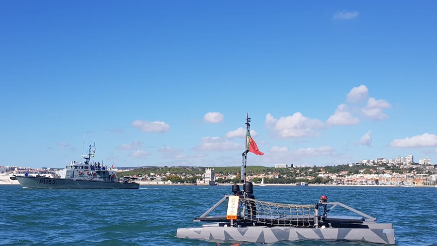 De Troia e Barra de Setúbal dobrando Cabo Espichel até ao Alfeite Drone marítimo construído pela Marinha realiza travessia autónoma movido inteiramente a energia solar