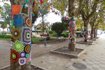 Jardim de Crochet deslumbra em Santiago do Cacém Duas peças feitas por uma idosa de Abela . Invisual faz trabalho de grande qualidade