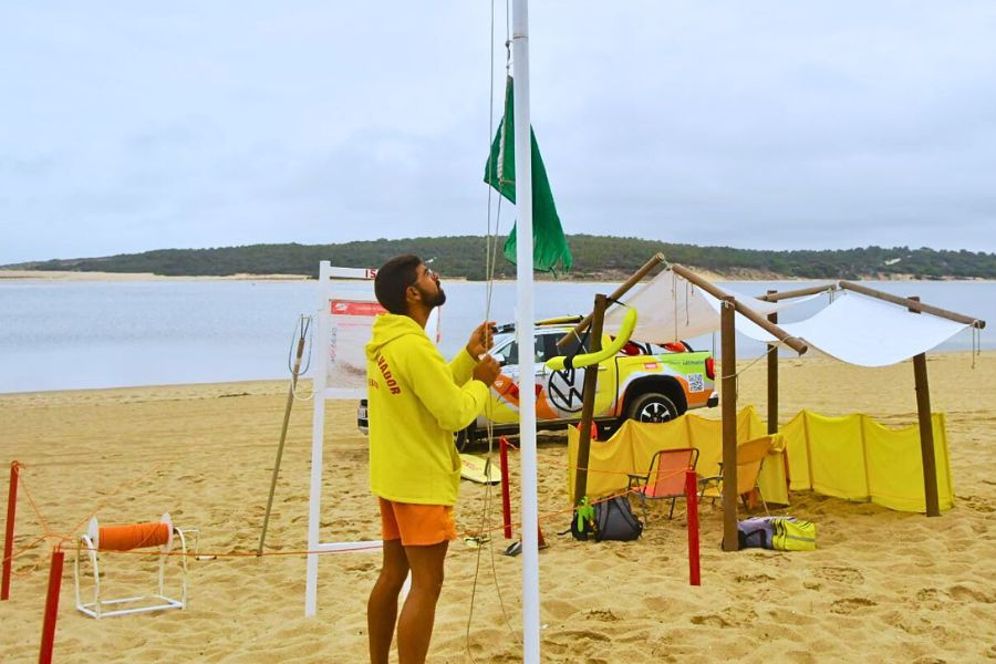 SESIMBRA - Levantada interdição na zona balnear interior da Lagoa de Albufeira Bandeira verde voltou a ser hasteada