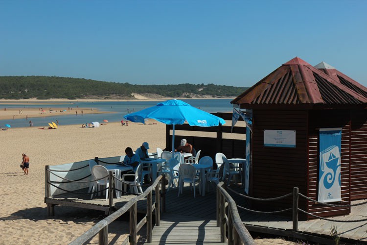 Em Sesimbra Praia da Lagoa de Albufeira Interior interditada a banhos