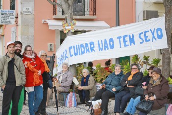 Sacos com mensagens contra a violência doméstica distribuídos em Setúbal «Violência no namoro é crime» - «Não à violência contra as mulheres»