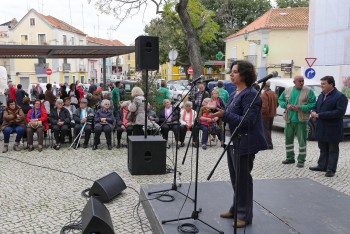 Colaboração solidária de diversos moradores, comerciantes e instituições locais de Setúbal Magusto no Bairro do Troino