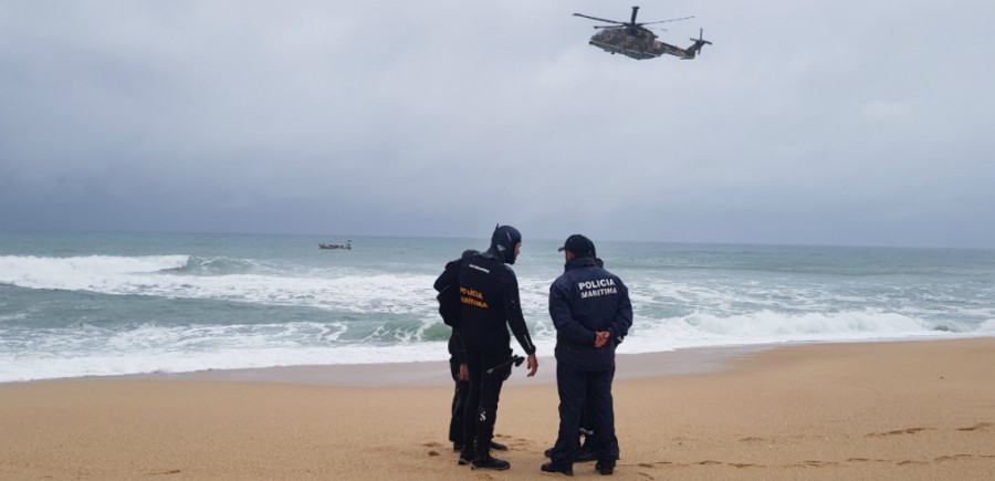 Sesimbra - Encontrados os corpos dos dois praticantes de parapente desaparecidos na Praia do Meco